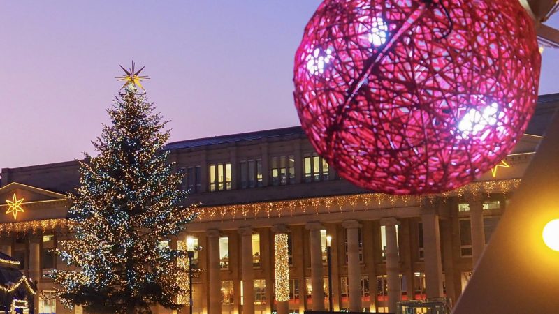 Beleuchtetes Riesenrad auf dem Schlossplatz | Glanzlichter Stuttgart

Bloggerreise Weihnachten 2019 | Creator: Susanne Maier (@blackdotswhitespots)